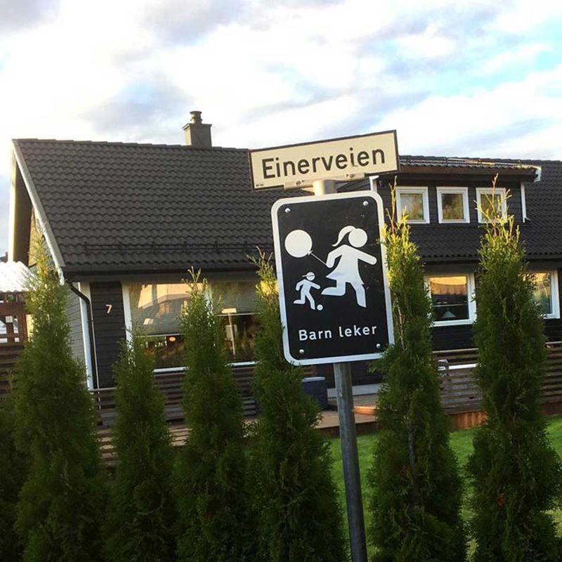 Barn leker skilt med symbol og tekst